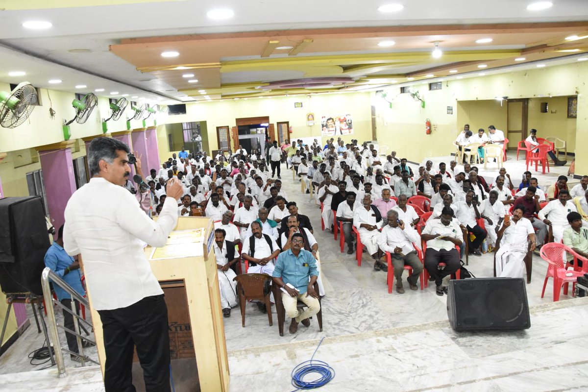 duraivaikooffl's tweet photo. விழுப்புரம்  மண்டலம் - தேர்தல் நன்கொடை வழங்கும் நிகழ்ச்சி..!
    
2024  நாடாளுமன்றத் தேர்தல்  நிதி வழங்கும்  நிகழ்ச்சி  விழுப்புரத்தில்    (17.02.2024) அன்று நடைபெற்றது.
 விழுப்புரம், கள்ளக்குறிச்சி, கடலூர் கிழக்கு, கடலூர் மேற்கு, கடலூர் தெற்கு மாவட்டங்களைச் சேர்ந்த  விழுப்புரம்  மண்டல நிர்வாகிகள் கலந்து கொண்டு அவர்கள் திரட்டிய முதல்கட்ட நிதியினை வழங்கினர்.
    
கழகத்தின் பொருளாளர் மு.செந்திலதிபன், கழகத்தின் துணைப் பொதுச்செயலாளர் ஏ.கே.மணி, கழகத்தின் கொள்கை பரப்பு செயலாளர் ஆ.வந்தியத்தேவன் ஆகியோர் கலந்து கொண்டு இயக்க வளர்ச்சிப் பணிகள் குறித்து கருத்துரை வழங்கினார்.
   
மாவட்ட கழக செயலாளர்கள் விழுப்புரம்-பாபு கோவிந்தராஜ், ஆட்சி மன்றக் குழு உறுப்பினரும் கள்ளக்குறிச்சி மாவட்ட செயலாளருமான க.ஜெய்சங்கர், கடலூர் கிழக்கு-என்.ஆர், கடலூர் மேற்கு-எம். பிச்சை, கடலூர் தெற்கு-ஏ.என்.குணசேகரன், அரசியல் ஆலோசனைக் குழு உறுப்பினர் எம்.எஸ்.கந்தசாமி, மாநில ஒழுங்கு நடவடிக்கை குழு உறுப்பினர் கே.வி.மோகனசுந்தரம் ஆகியோர் தங்களது மாவட்ட கழக தோழர்கள் மூலம் திரட்டிய நிதியினை வழங்கினர்.
   
மாநில இளைஞர் அணி துணை அமைப்பாளர்கள் அ.பெரியார், சாஞ்சி சிவராமன் ஆகியோர் நிகழ்ச்சிகளை சிறப்பாக தொகுத்து வழங்கினர்.

மறுமலர்ச்சி திராவிட முன்னேற்றக் கழகத்திற்கு தேர்தல் நிதி  திரட்டிய நிர்வாகிகள் அனைவருக்கும் நன்றியினை தெரிவித்துக் கொண்டேன்.
   
நிகழ்வில் விழுப்புரம் மாவட்ட நிர்வாகிகள்:
மாவட்ட அவைத் தலைவர் மா.ஏழுமலை, மாவட்ட பொருளாளர் S.சேட்டு என்ற ஜெகதீசன், தலைமை செயற்குழு உறுப்பினர் எஸ்.எம்.ராஜ்குமார், மாவட்ட துணை செயலாளர்கள் R.வீரபாண்டியன், N.செல்வி, இல. பெருமாள், தீர்மானக்குழு உறுப்பினர் ம.நரசிம்மன், மாவட்ட இலக்கிய அணி அமைப்பாளர் சி. வே.ராஜா, மாவட்ட மாணவர் அணி அமைப்பாளர் க.பாண்டியன், மாவட்ட சிறுபான்மை பிரிவு செயலாளர் S.ஷாஷகான், இலக்கிய அணி R.N.கிரி, ஒன்றிய நகர செயலாளர்கள் தெ.ராமலிங்கம், A. C.குமார், க.ராஜேந்திரன், A.V.விநாயகமூர்த்தி, ம.சம்பந்தம், த.முருகன், கி. பரிமேலழகர், பொதுக்குழு உறுப்பினர்கள் D.R.அருள்,  க.மகபூப் உசேன்,  R.மலையாளத்தான்,  R.இராமசாமி, A.சேகர், கழக முன்னோடிகள் தின்டிவனம் பாஸ்கர், R.விஜயகுமார், K.அசோகன், A.M.அமீர்.

கடலூர் கிழக்கு மாவட்ட நிர்வாகிகள்:
மாவட்ட பொருளாளர் ஐ. மதன்,  மாவட்ட துணை செயலாளர் பின்னலூர் மு.மணிகண்டன், தலைமை செயற்குழு உறுப்பினர் டாக்டர் எஸ்.கே.வெங்கடேசன், பொதுக்குழு உறுப்பினர் இரா. குமார், நகர செயலாளர்கள் எஸ்.ஐயப்பன், நாக ஆதித்யா, இராம.சிவசங்கர், கு.பழனிவேல், எஸ்.கே.ஆர்.ராதா கிருஷ்ணன், அ.கலியமூர்த்தி, ஒன்றிய செயலாளர்கள் நாகை ஜெய்சங்கர், SKR ராதாகிருஷ்ணன், கி..ராஜாராமன், ச.கிருபாகரன், வீரமணி, பி..டி.செல்வம், இரா.மஞ்சினி.

கள்ளக்குறிச்சி மாவட்ட நிர்வாகிகள்: 
மாவட்ட அவைத்தலைவர் T.S.வாசன்,  மாவட்ட பொருளாளர் சௌகத் அலி, மாவட்ட துணை செயலாளர்கள் முனீர்கான், வேலு, சீனிவாசன் R.விக்ரம், தலைமை செயற்குழு உறுப்பினர்கள் செந்தில் குமார், CNR.மாதவன், பொதுக்குழு உறுப்பினர்கள் சேந்தநாடு சம்பத்,  K.J.சரன்ராஜ், மா.பூவராகவன், சிவக்குமார், ஒன்றிய செயலாளர்கள் வாட்ச் வீ.சேகர், கடகால் ராஜேந்திரன், M.பூமாறன், A.L. கணேஷ் குமார், இந்திராணி கணேஷ்குமார், கானாங்காடு ராஜா, லட்சுமி காந்தன், புகழேந்தி, வசந்தா சுந்தரம், அன்பழகன், M.ஏழுமலை, நகர செயலாளர்கள் ம.அயோத்தி, மாவட்ட தொண்டர் அணி ஆட்டோ சிவா, மாவட்ட மாணவர் அணி அமைப்பாளர் கணபதி அன்னமத்தேசி, மாவட்ட பொறியாளர் அணி அமைப்பாளர் A.சந்தோஷ்.
 
கடலூர் மேற்கு மாவட்ட நிர்வாகிகள்: மாவட்ட அவைத்தலைவர் ஆ.ரங்கநாதன், மாவட்ட பொருளாளர் செல்வ.செந்தில்குமார், மாவட்ட துணை செயலாளர் க.சுப்பிரமணியம்,நகர செயலாளர்கள் த. மனோகரன்,  பெ.அய்யாவு, பொதுக்குழு உறுப்பினர்கள் ஏ.ஆர்.ரமேஷ், சூ.மத்தியாஸ், ரே.பிரபாகரன், ஒன்றிய செயலாளர்கள் இரா. சம்பத்குமார், து.வைகுந்தம், இரா.ரமேஷ்,முதனை மூர்த்தி, இரா.விக்னேஷ், பா.சுதாகர், R.D.சண்முகம்.

கடலூர் தெற்கு மாவட்ட நிர்வாகிகள்:
மாவட்ட அவைத்தலைவர் இரா.கோபாலகிருஷ்ணன், முன்னாள் மாவட்ட அவைத் தலைவர் கு.பெருமாள், மாவட்ட பொருளாளர் சி.செந்தில்குமார், மாவட்ட துணை செயலாளர்கள் பி.பார்த்திபன், செ.அருள்மணி, தலைமை செயற்குழு உறுப்பினர் ஏ.ஜி.எஸ்.ரவி, மாநில விவசாய அணி துணைச்செயலாளர் வீ.மா.இராமமூர்த்தி,  தலைமை கழக பேச்சாளர் பா.ராசாராமன், மாநில தொண்டரணி துணை செயலாளர் பா.தமிழ்வாணன், பொதுக்குழு உறுப்பினர்கள் சாமி.அண்ணாதுரை, தாமரைச்செல்வன், ஒன்றிய நகர செயலாளர்கள் டிங்கர் குமார், R.பன்னீர்செல்வம், P.சிவகுமார், K..சிவக்குமார், அ.பிரகாஷ், த.சிவக்குமார், மு.பாஸ்கர், P.பாலகிருஷ்ணன், த.குமார், த.ரமேஷ், த.ஆனந்தராஜ், த.பழனி ராஜன் 
கலந்துகொண்டனர்.