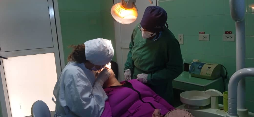ProsaludPinar's tweet photo. #PinardelRio Policlínico #TurciosLima saludando el #DíaMundialDeLaSaludBucodental #SonríeALaVida😁 se realizan actividades en las clínicas estomatológicas Turcios Lima, Guamá y Osmani Arenado con el objetivo de concientizar a la población sobre la importancia de la salud bucal🇨🇺 https://t.co/hgVnzClG3P