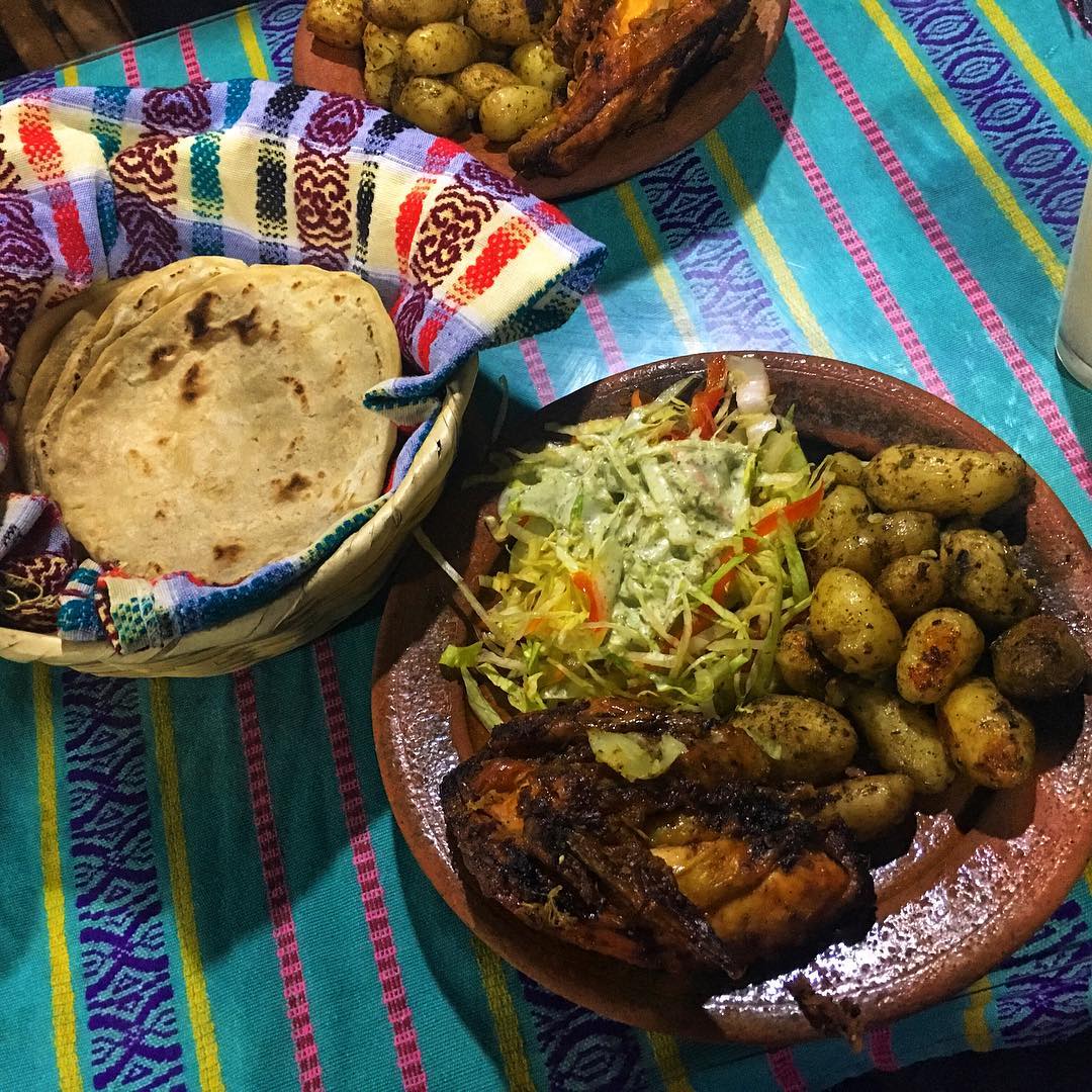 ¡Pollito a la leña con tortillas y papas asadas! 🍗🔥🥔 

Mmmm… su olor, su sabor y su textura. Un sencillo, pero poderoso, antojito chapín que despierta buenos recuerdos y sensaciones únicas. 🤤 ¡Buen provecho! 🍴

#NuestroDiario #NDPlay #Antojito #Chapín #ComidaGT
📷 RRSS