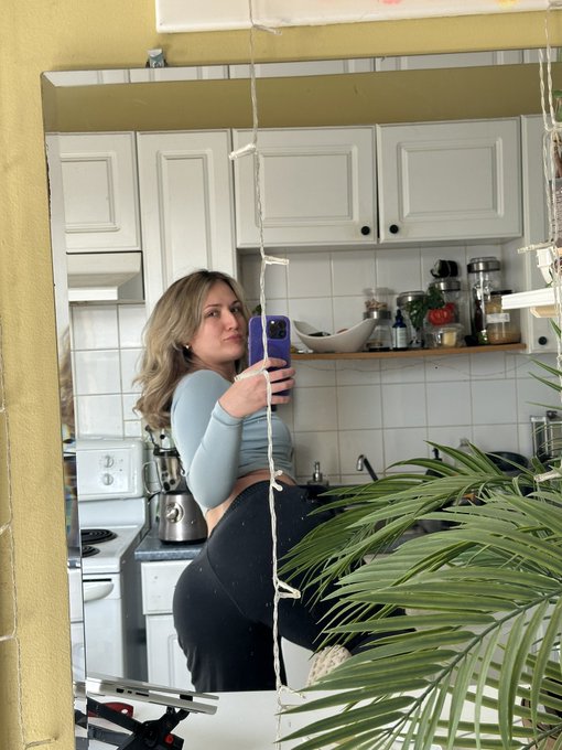 💛 𝐴𝑙𝑤𝑎𝑦𝑠 𝑐ℎ𝑎𝑠𝑖𝑛𝑔 𝑡ℎ𝑒 𝓢𝓾𝓷🌞 ~ 🫠 https://t.co/5KVVIoZTRs