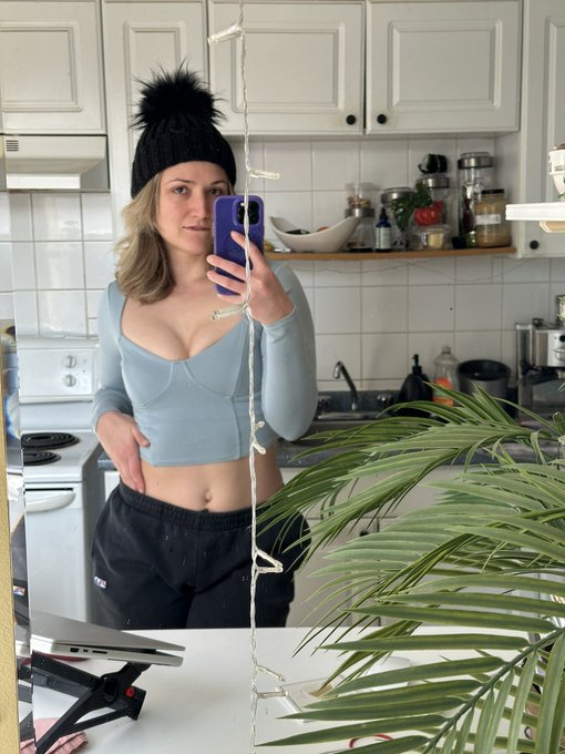 💛 𝐴𝑙𝑤𝑎𝑦𝑠 𝑐ℎ𝑎𝑠𝑖𝑛𝑔 𝑡ℎ𝑒 𝓢𝓾𝓷🌞 ~ 🫠 https://t.co/5KVVIoZTRs