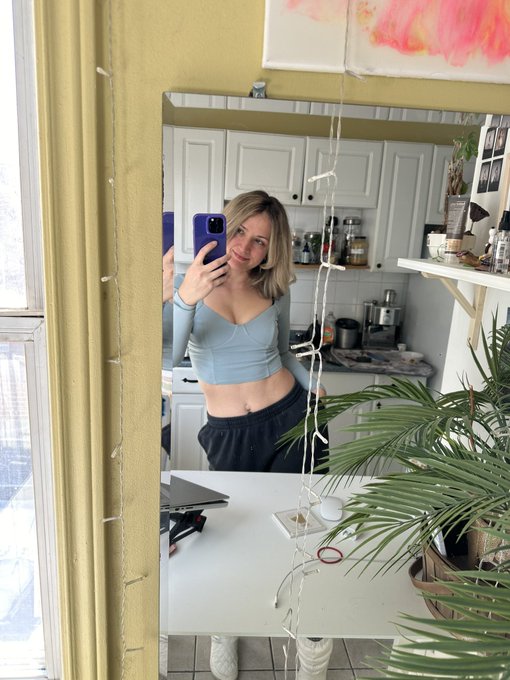 💛 𝐴𝑙𝑤𝑎𝑦𝑠 𝑐ℎ𝑎𝑠𝑖𝑛𝑔 𝑡ℎ𝑒 𝓢𝓾𝓷🌞 ~ 🫠 https://t.co/5KVVIoZTRs