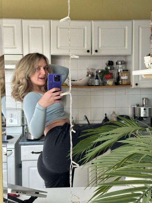 💛 𝐴𝑙𝑤𝑎𝑦𝑠 𝑐ℎ𝑎𝑠𝑖𝑛𝑔 𝑡ℎ𝑒 𝓢𝓾𝓷🌞 ~ 🫠 https://t.co/5KVVIoZTRs