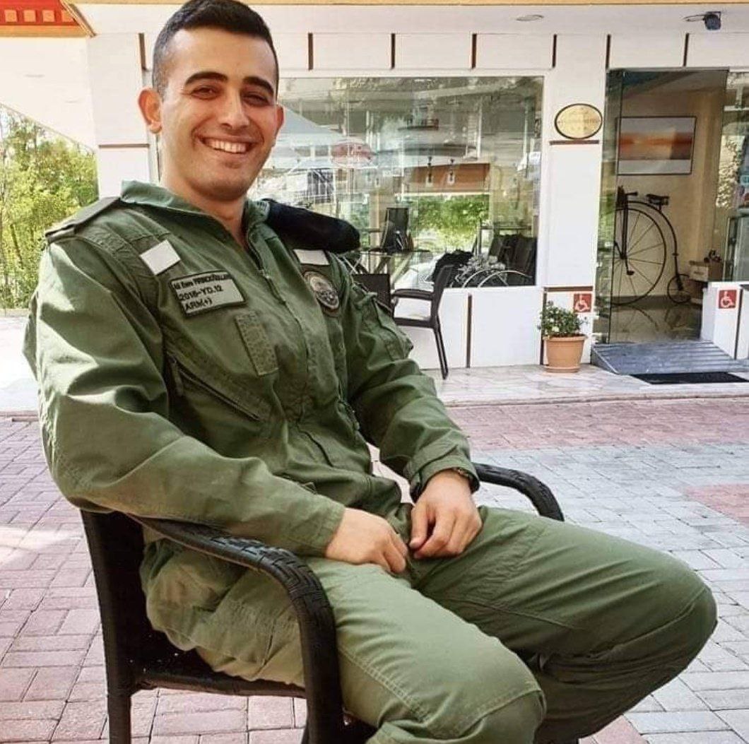 TTAgrup's tweet photo. "Şehit olursam bu fotoğrafı paylaşın, çok içten gülmüşüm"

Şehit Teğmen Ali Emre Fırıncıoğulları 
20 Şubat 2020 https://t.co/NLhPjGE8VY