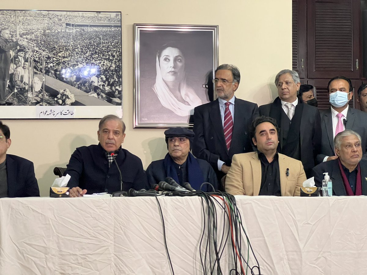 omar_journalist's tweet photo. زووم کیجیے اور دیکھیے دیوار پر لگی تصویر پر لکھا ہے 'طاقت کا سرچشمہ عوام' اور آگے بیٹھے لوگ انہیں کے مینڈیٹ پر رات کی تاریکی میں ڈاکہ ڈال گئے https://t.co/UuAfvpiWTl