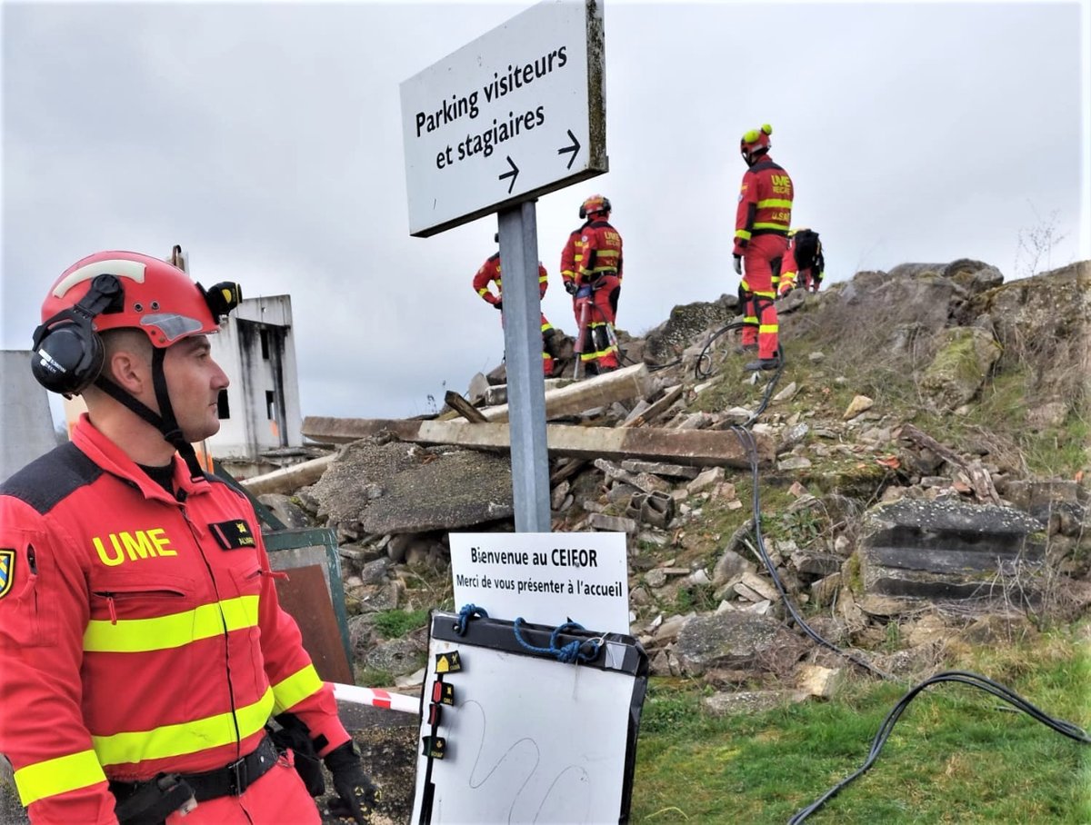 UMEgob's tweet image. 📍Sancoins (Francia)

Esta semana, los compañeros #USAR del #BIEM4 🇪🇸 comparten procedimientos con el equipo de rescate urbano🏚️ de la @uiisc1 🇫🇷 #FORMISC en el ejercicio SIMEX VANGUARD, en el que la unidad francesa prepara su reclasificación #INSARAG @UN 🇺🇳 como unidad #HUSAR