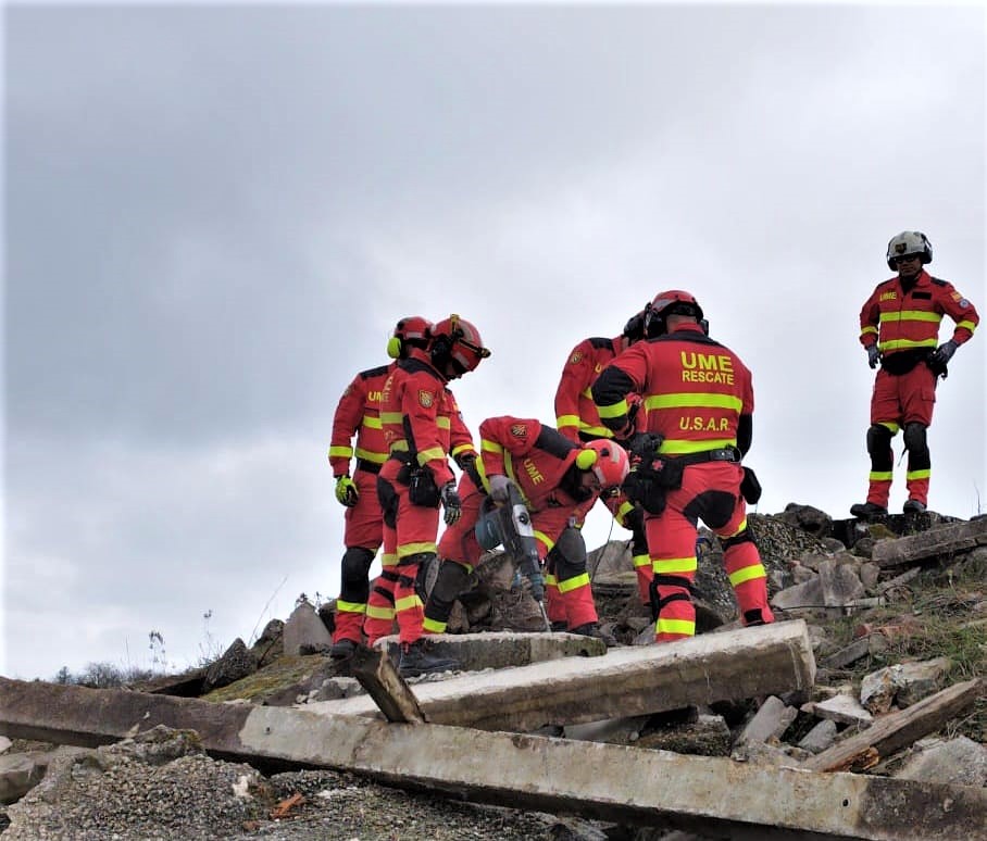 UMEgob's tweet image. 📍Sancoins (Francia)

Esta semana, los compañeros #USAR del #BIEM4 🇪🇸 comparten procedimientos con el equipo de rescate urbano🏚️ de la @uiisc1 🇫🇷 #FORMISC en el ejercicio SIMEX VANGUARD, en el que la unidad francesa prepara su reclasificación #INSARAG @UN 🇺🇳 como unidad #HUSAR