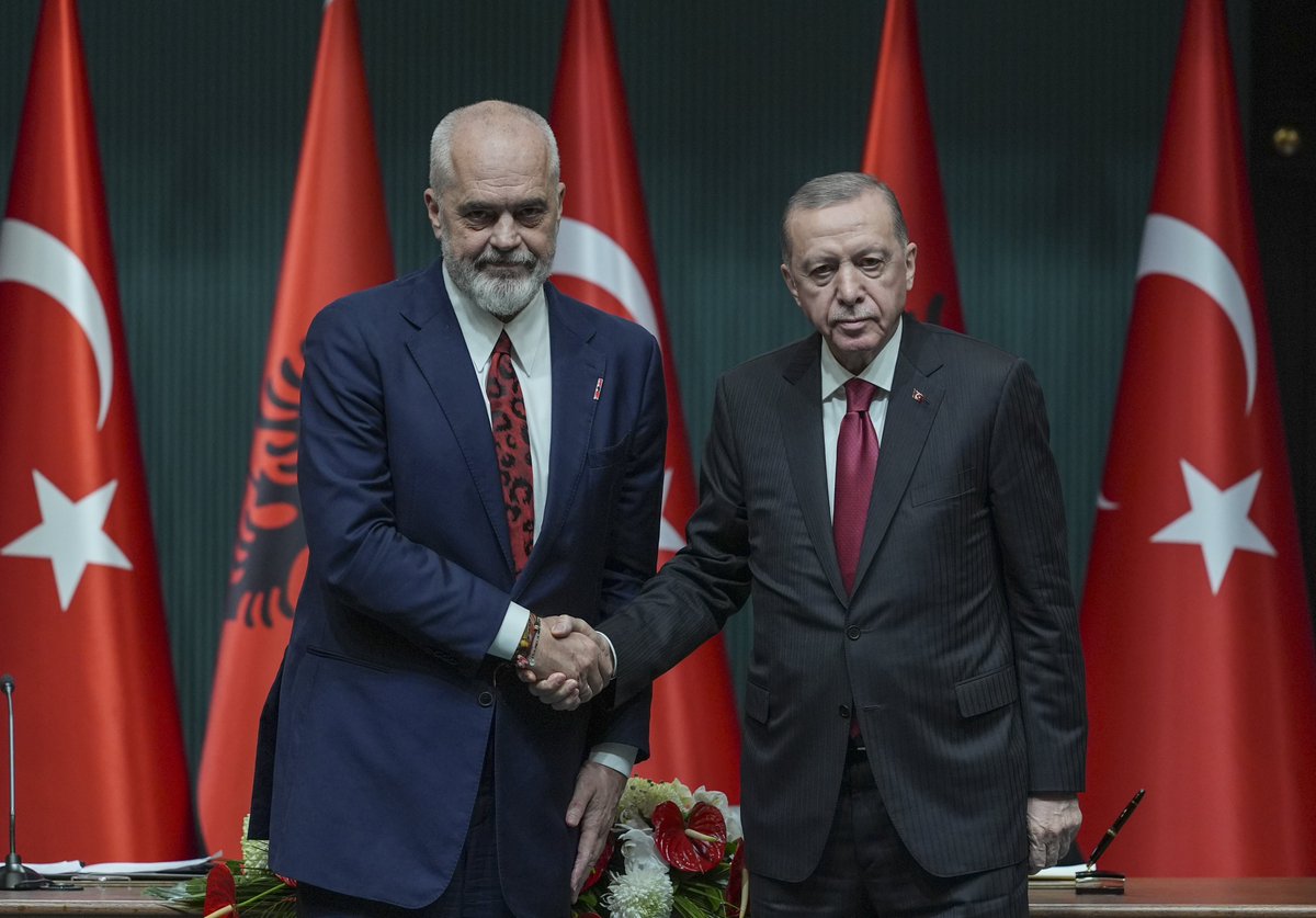 Cumhurbaşkanımız Recep Tayyip Erdoğan, Arnavutluk Başbakanı Edi Rama ile ortak basın toplantısı düzenledi.