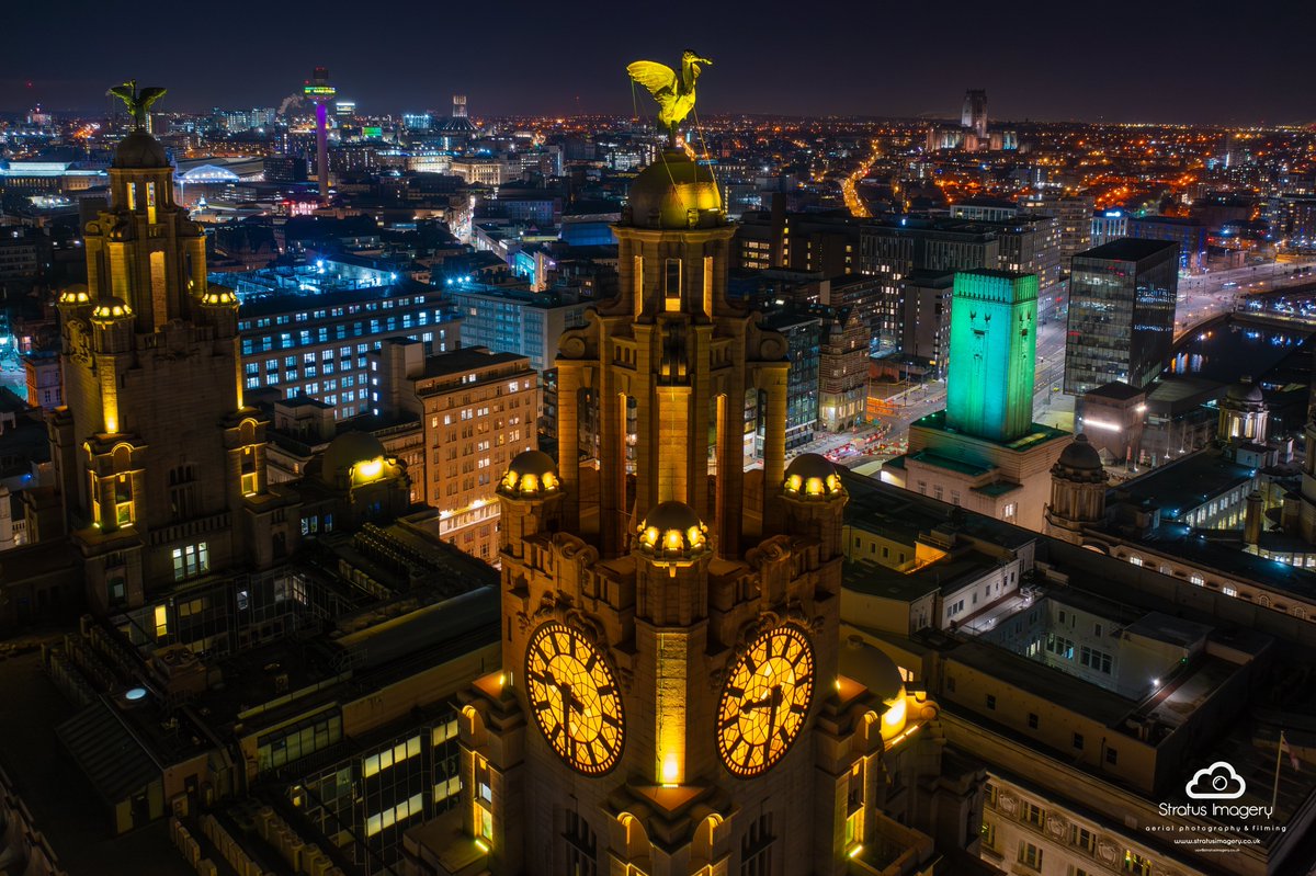 Royal Liverbuilding in yellow marking the 60th anniversary of the Cystic Fibrosis Trust 💛 @YOLiverpool @angiesliverpool @realrobinjmac65 @phil_oates @tunneltouralis1 #lightupforCF