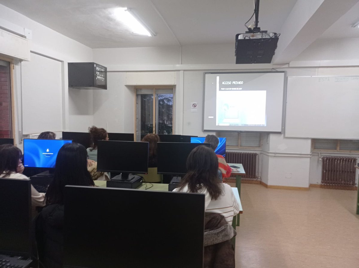 Reunión formativa para familias sobre el Stilus familias y herramientas corporativas del Portal de Educación. El director explicó cómo darse de alta en Stilus familias y las utilidades de esta y otras aplicaciones del Portal.