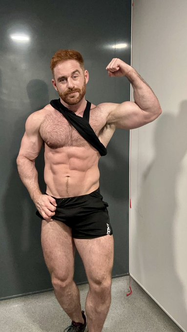 Post legs and arms workout! Someone needs to teach me how to pose. https://t.co/HxWUwuQE0l