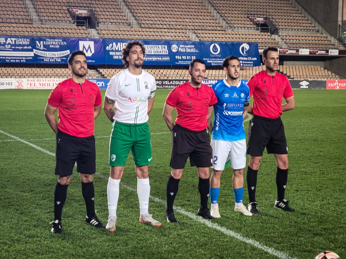 ⚽️ Fútbol 

🏆 La #AndaluzaSénior sigue preparando la Final Four de la 𝗖𝗼𝗽𝗮 𝗱𝗲 𝗹𝗮𝘀 𝗥𝗲𝗴𝗶𝗼𝗻𝗲𝘀 𝗨𝗘𝗙𝗔 

⚔️ Están disputando un amistoso ante <a href="/XerezDFC/">XEREZ DEPORTIVO</a> 💪
📍Municipal de Chapín 

🗒️ Convocatoria completa en bit.ly/AndaluzaSenior

<a href="/CD_HuetorVega/">CD Huétor Vega</a> <a href="/SalermPG/">Salerm Puente Genil F.C.</a>