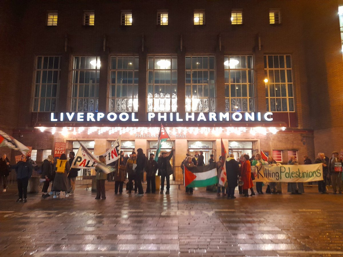 Genocide denier Bernie Sanders is getting a proper Scouse welcome tonight in #LIVERPOOL #PalestinianGenocide #ceasefire
