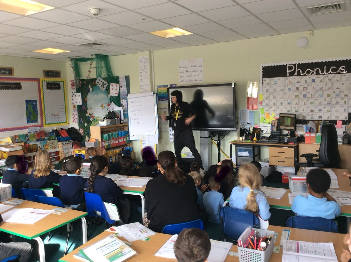 Hillyfield_E17's tweet image. Lottie + a cat named Elvis = a fantastic first storytelling session. 
Thank you Lottie for kick starting our half term with a brilliant immersive storytelling session. #Year1hill @MagicBoxE17