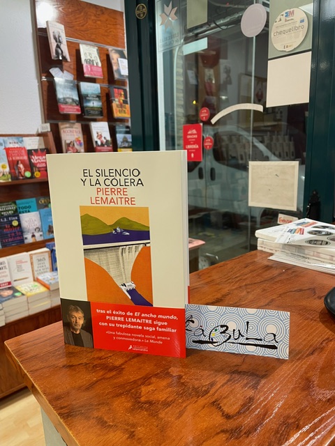 FabulaLibreria's tweet photo. #ElSilencioYLaColera de #PierreLemaitre, segunda entrega de 'Los años gloriosos', tras el éxito de #ElAnchoMundo, sigue con la saga familiar en el París de los años 50. Una novela social, divertida y emocionante.
@SalamandraEd https://t.co/aeek3LSoPb