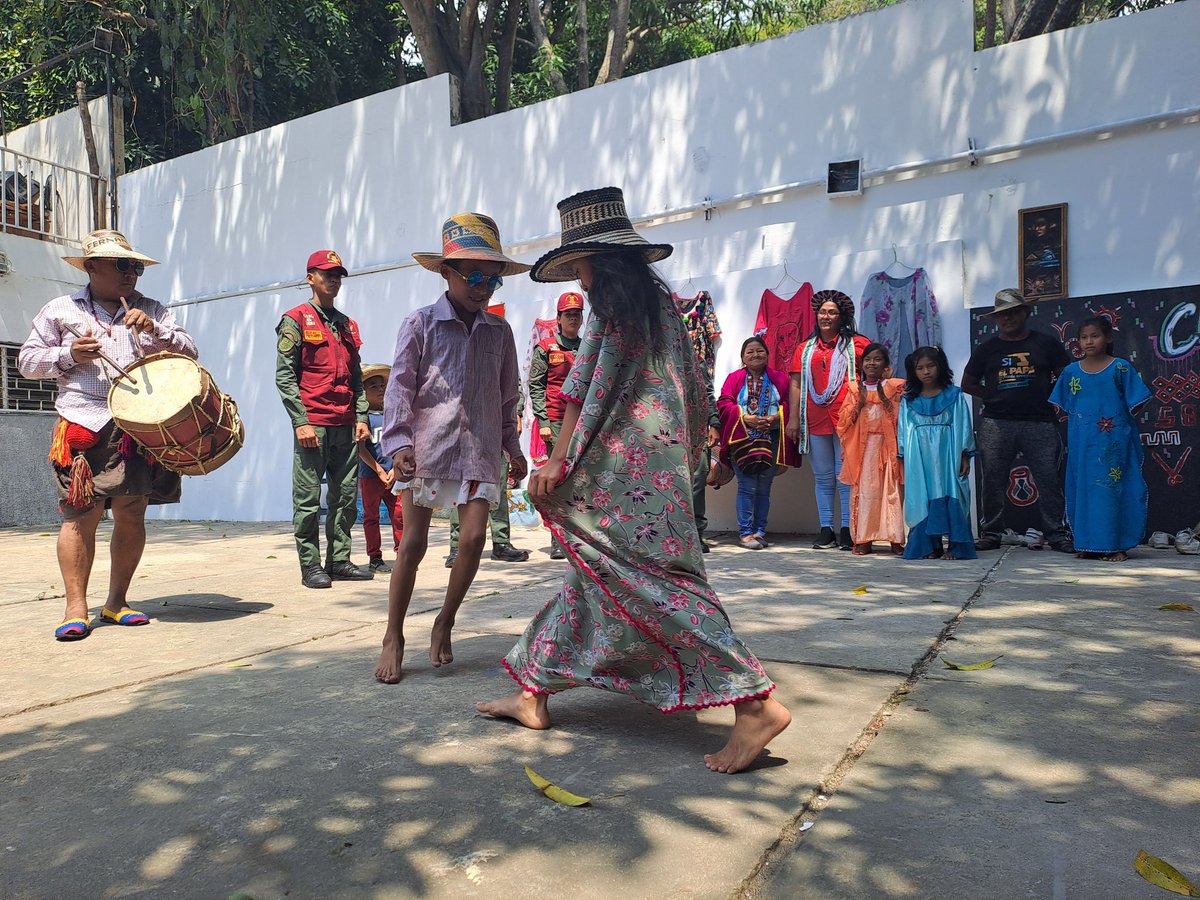 Junto a representantes del Instituto Nacional de Idiomas Indigena participamos en la Juramentación de la creación de instancia para el fortalecimiento de los idiomas indígenas
#UnidosSeConsolidaLaPatria 
<a href="/NicolasMaduro/">Nicolás Maduro</a> 
<a href="/_LaAvanzadora/">Yelitze Santaella</a> 
@MPPEDUCACION 
<a href="/Soykarinacarpio/">Karina Carpio</a> 
<a href="/CDCEAragua/">CDCE ARAGUA</a>
