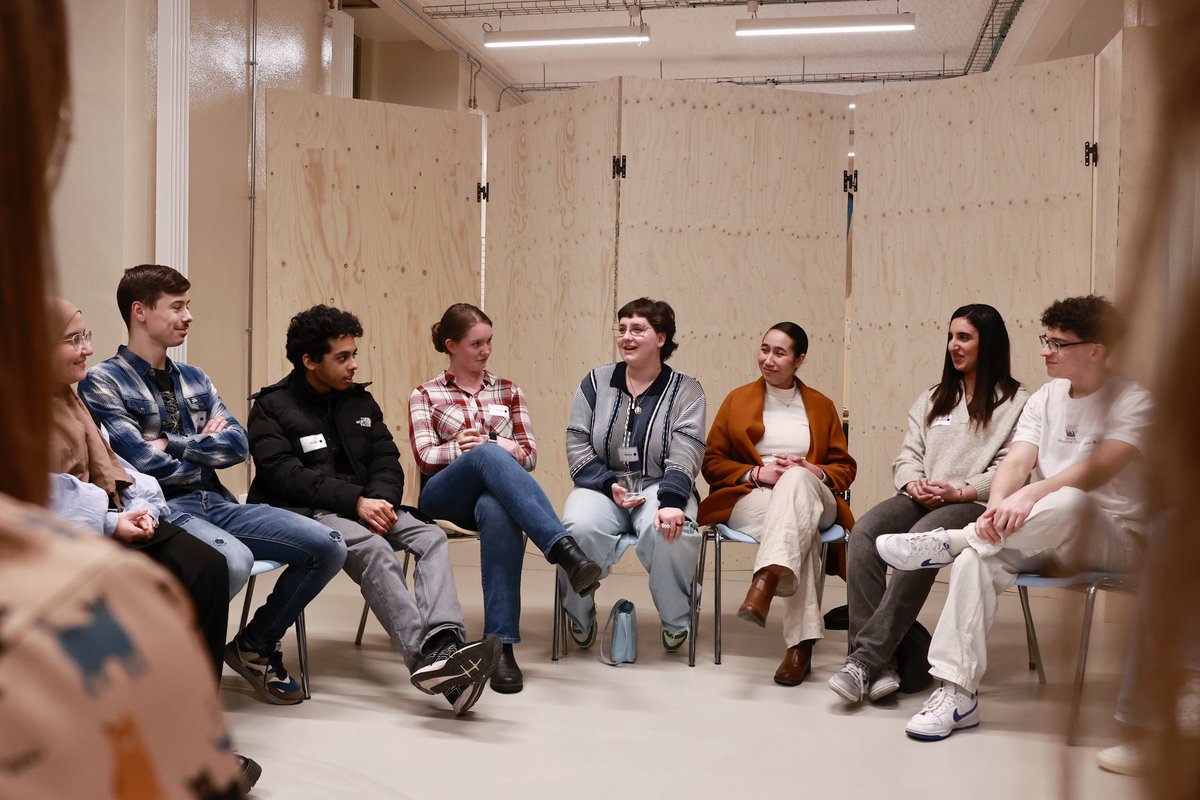 karinelalieux's tweet photo. 🗣️ Échanges intéressants et constructifs avec les jeunes du @Forumjeunes_BE sur l’importance du vote et de la démocratie dans notre pays. https://t.co/L0UZ2m4yjd