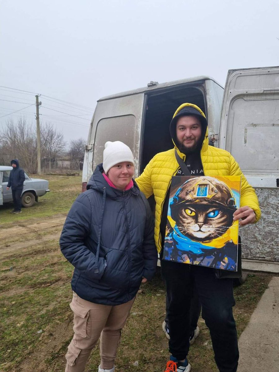 #AngelsZSU,led by Lyusya,once again brought humanitarian aid to civilian population in Kherson region.And,as always,we brought gifts for the children. In response,children gave us souvenirs,made with their own hands.Ivanka from Rozliv presented her painting to volunteer Nikolai🇺🇦