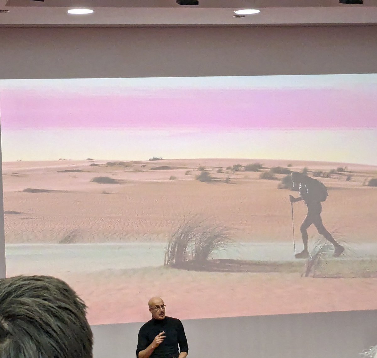 A #Néoma pour la conférence de Malek Boukerchi, philo-conteur et ultra-marathonien de l'extrême.
 Quelle  énergie positive ✨! 
Alliance de sagesse, d'humour et d'anecdotes sportives incroyables.
"Voir le possible là où d'autres voient l'impossible"