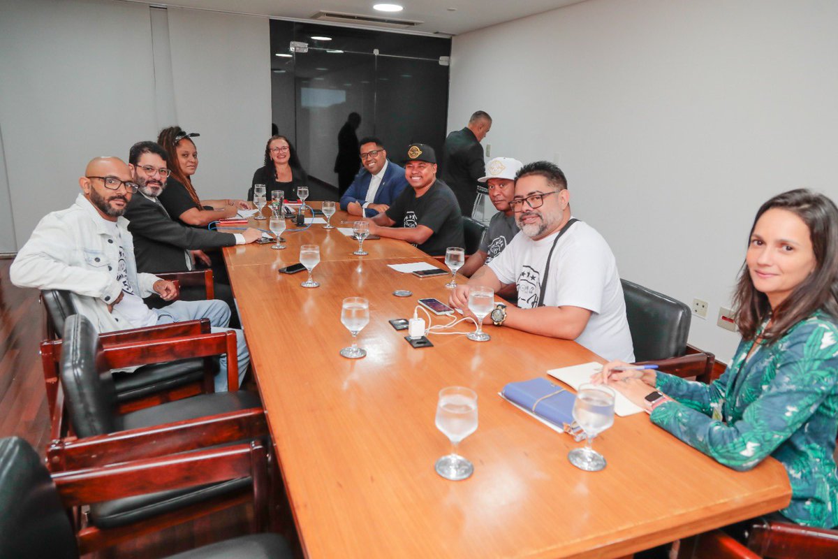 Construindo pontes e fortalecendo vozes! 💪✨ Tive uma reunião com Rafael Rafuagi, Coordenador da Construção Nacional do HIP-HOP, e outras lideranças do Movimento, para discutir questões essenciais de valorização da cultura Hip Hop. Entre os temas abordados estão: