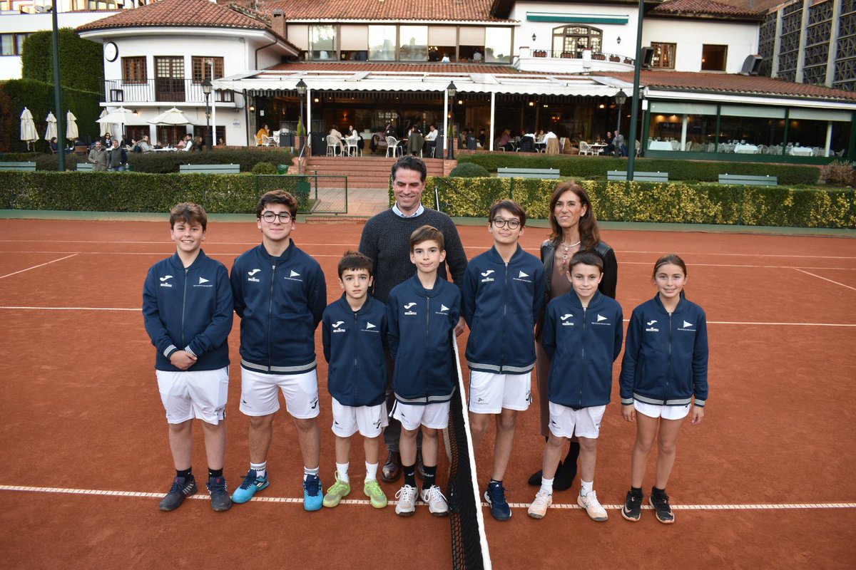Moscovitas patrocina el equipo de competición de la Escuela de @tenisoviedo , en la foto la presidenta del Club, Covadonga Coto, con el gerente de Rialto Francisco Gayoso y algunos alumnos de la Escuela de Tenis
