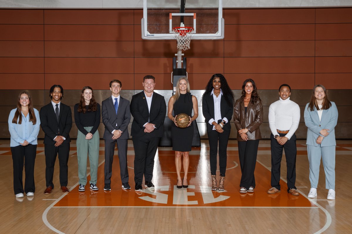 LadyVol_Hoops's tweet photo. The best in the business! 

Happy #ManagerAppreciationWeek, we are so thankful for all you do for our program! 🧡 https://t.co/nWvCxGElqN