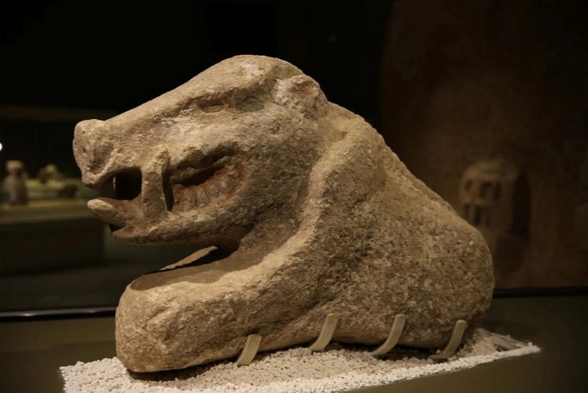 Hace unos meses apareció en Göbekli Tepe (Turquía) una pieza única: un jabalí de piedra caliza, considerada la estatua policromada más antigua conocida ya que está datada entre el 9600 y el 8200 a.C.
Ahora luce así de espectacular en el Museo Arqueológico de Sanliurfa (🧵👇)