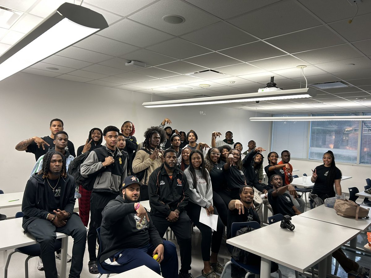 AUinnovators's tweet image. ONE AIM, ONE DESTINY! Gratitude to the amazing representatives from NAACP, NABCJ, POSEFASHION, Theta Mu Alphas, NSBE,M.O.B, SHSU Rugby, SHSU Football, and all individuals who joined us for our first informal,Thank you for your support and presence! 
•
•
📸: @capturedbycdub #AUI