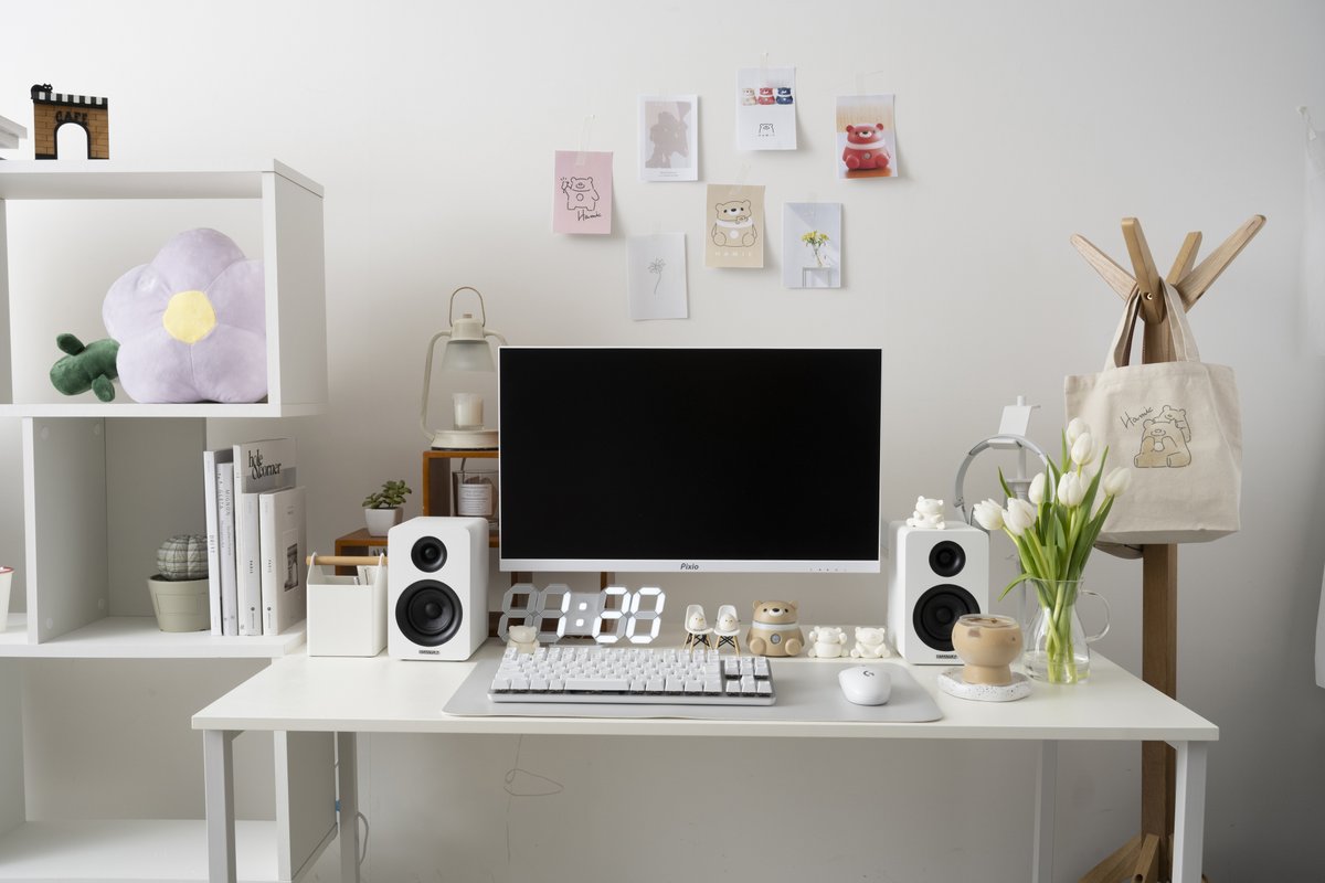 PixioGaming's tweet image. Clean aesthetic 🖱️💻 White-out gaming setup vibes with PX248 Wave White ✨Check out our Indiegogo link in bio!  
#CleanSetup #WhiteTech #GamingMonitor #Monitor