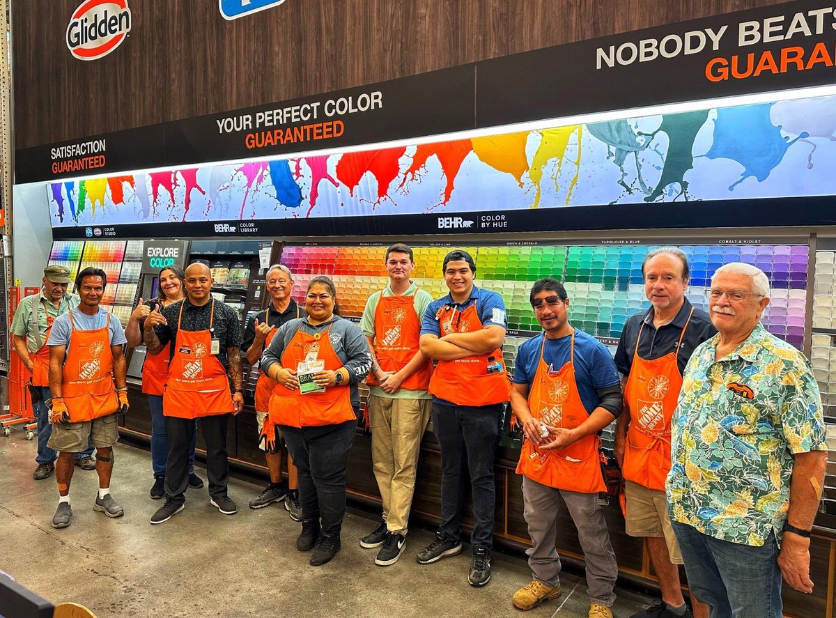1704 OHANA IN DA HOUSE! #smallbutmighty Kona HD celebrating these associates for amazing CUSTOMER SERVICE! #04in24yaheard? #district284 #PACSOUTH @AnthonyQuichoc4 @corydietz1701 @THD_Western_Ops @chrisberg