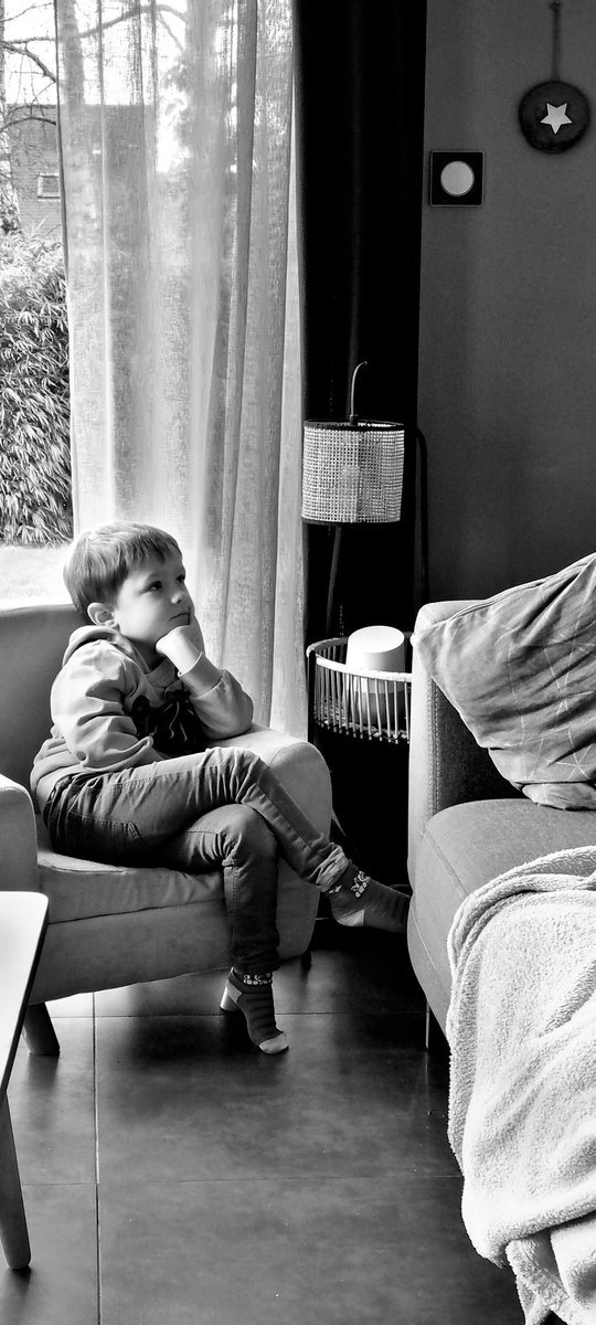 AKersulec's tweet photo. Que regarde t-il? A quoi pense t-il ? #insouciance #regard #pensées #picoftheday #photoofday #blackandwhite #zen #children #garcon #mood #noiretblanc #serenity #sérénité #aucalme #love #athome #maison #instant #capture #bretagne #bzh https://t.co/Sr9NOh4S0W