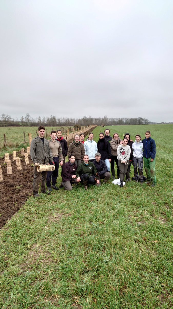 sclesbarres's tweet photo. Plantation de 500 m de #haie sur l'exploitation du lycée @Le_Chesnoy grâce aux élèves  encadrés par des étudiants en BTSA gestion et protection de la #nature @Les_Barres à l'initiative du projet 🌳🌳🌳
@RCValdeLoire https://t.co/gn7mQ3uPIV