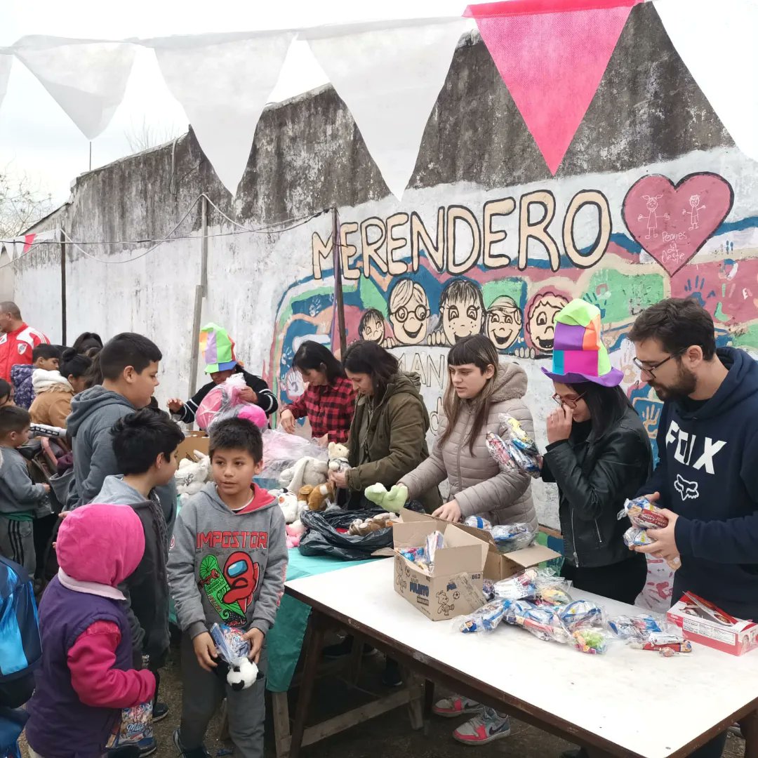Sumate a la campaña: "Primero comen los chicos". Estamos recolectando alimentos no perecederos para el Merendero "Manitos de Dios" en Barrio San Juan, Castelar. 

Tu ayuda, por más minima que sientas que es, va a ser sumamente importante para alimentar a los niños.