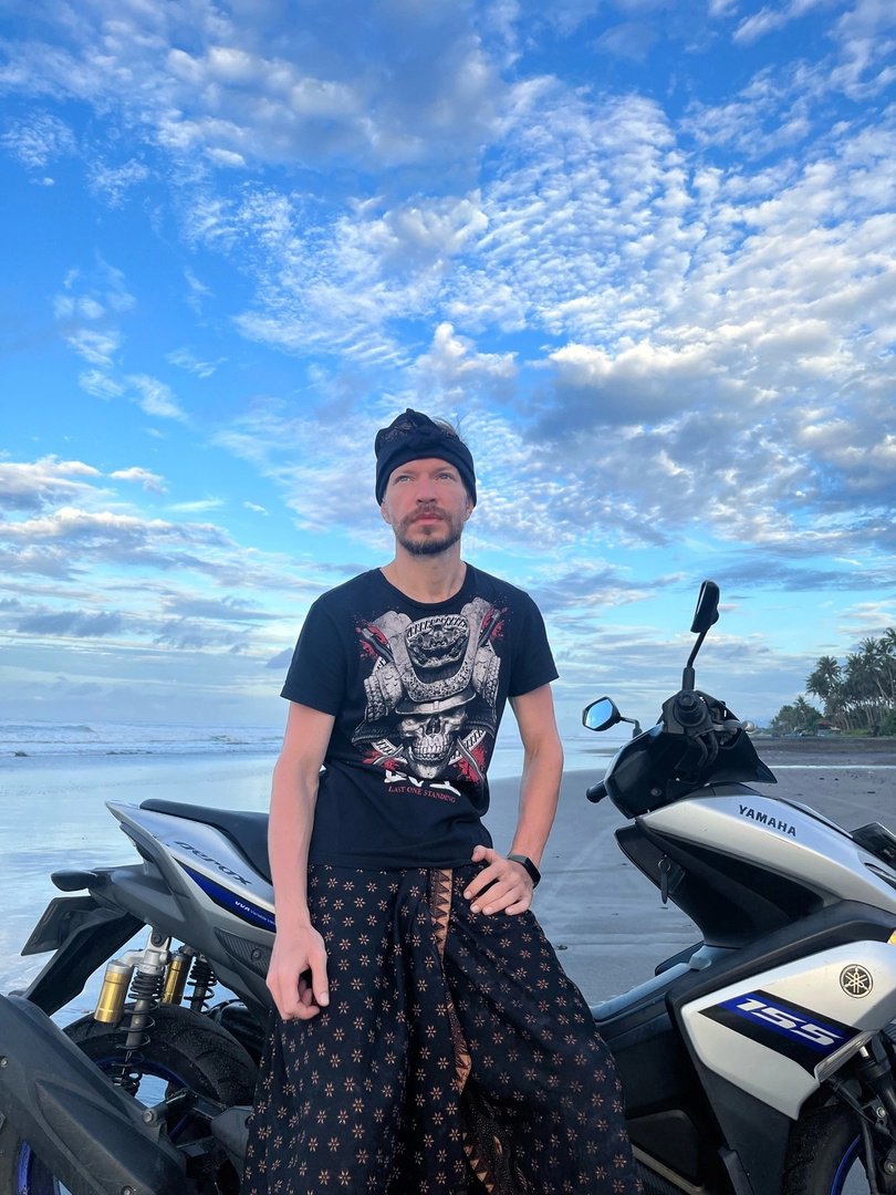 Hank_Detroit's tweet photo. Balinese traditional outfit. 
Yeah,  I've lost weight little bit https://t.co/wQSemrY81Q
