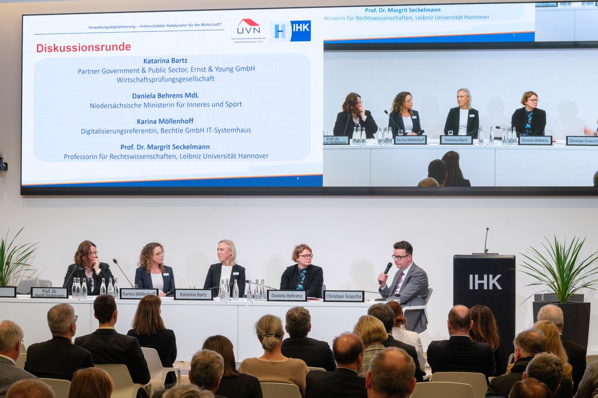 Mit der <a href="/ihk_hannover/">IHK Hannover</a> haben wir heute zur '#Digitalisierung der öffentlichen #Verwaltung in Niedersachsen' diskutiert. Rund 200 Gäste aus Wirtschaft &amp; Verwaltung verfolgten den Impulsvortrag von Innenministerin Daniela Behrens &amp; die Diskussionsrunde.➡️t1p.de/8bcv0