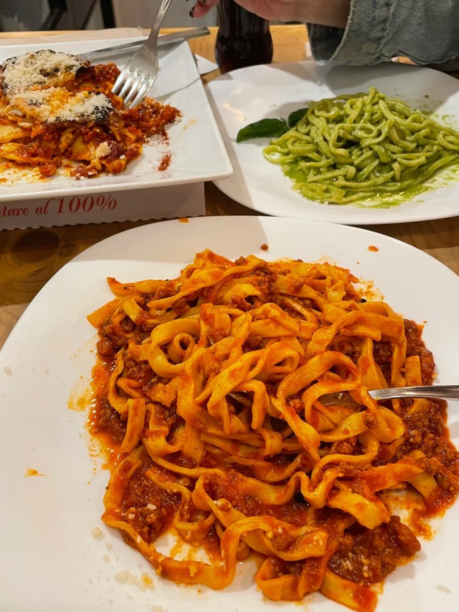 I went to a famous Italian pasta shop in London tonight. The shop is not big, but it can provide a really thick taste.