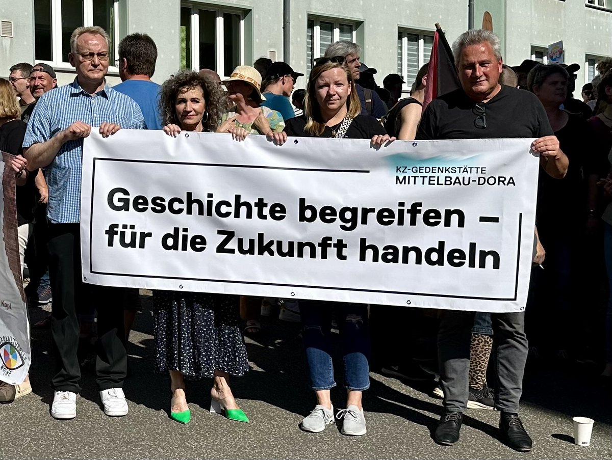 Im September 2023 setzte sich Landtagspräsidentin Birgit Pommer gemeinsam mit uns gegen die Wahl eines #AfD-Geschichtsrevisionisten zum OB von #Nordhausen ein. Nun beschmierten Unbekannte ihr Wahlkreisbüro mit #Hakenkreuzen. Wohin sind wir gekommen?
👉rnd.de/politik/thueri…