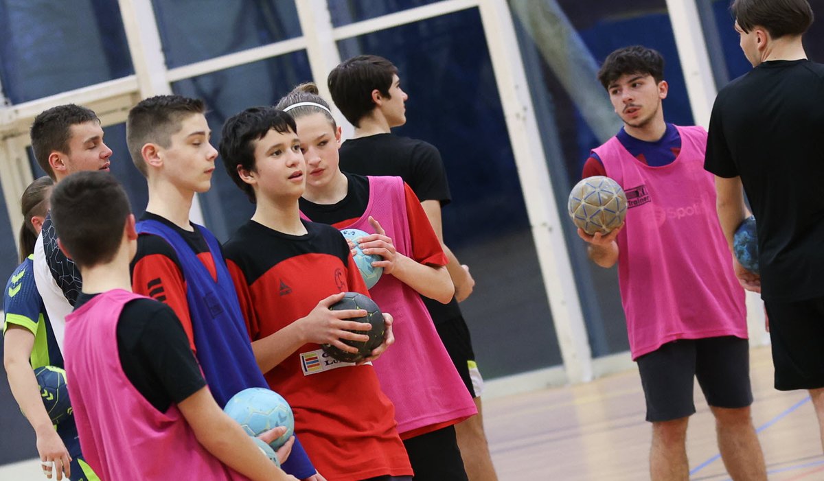 sports_rl's tweet photo. 🤾♀️🤾♂️ #Handball #Talange #Photos
📷 L'ancienne pivot de @MetzHandball Nina #Kanto coache les élèves du lycée Eiffel de Talange : les photos de la séance ⤵️
https://t.co/1fWXTwqRqn https://t.co/nrfldP1rWh