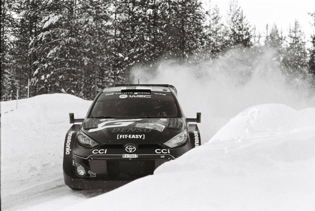 The new @TGR_WRC livery and the wintry conditions of @RallySweden were the perfect match for black and white #filmphotography. 

Here's @KalleRovanpera and @JonneHalttunen on Sarsjöliden 2, shot by yours truly.

#WRC #mmralli #paulreinhold640 #50mm18
