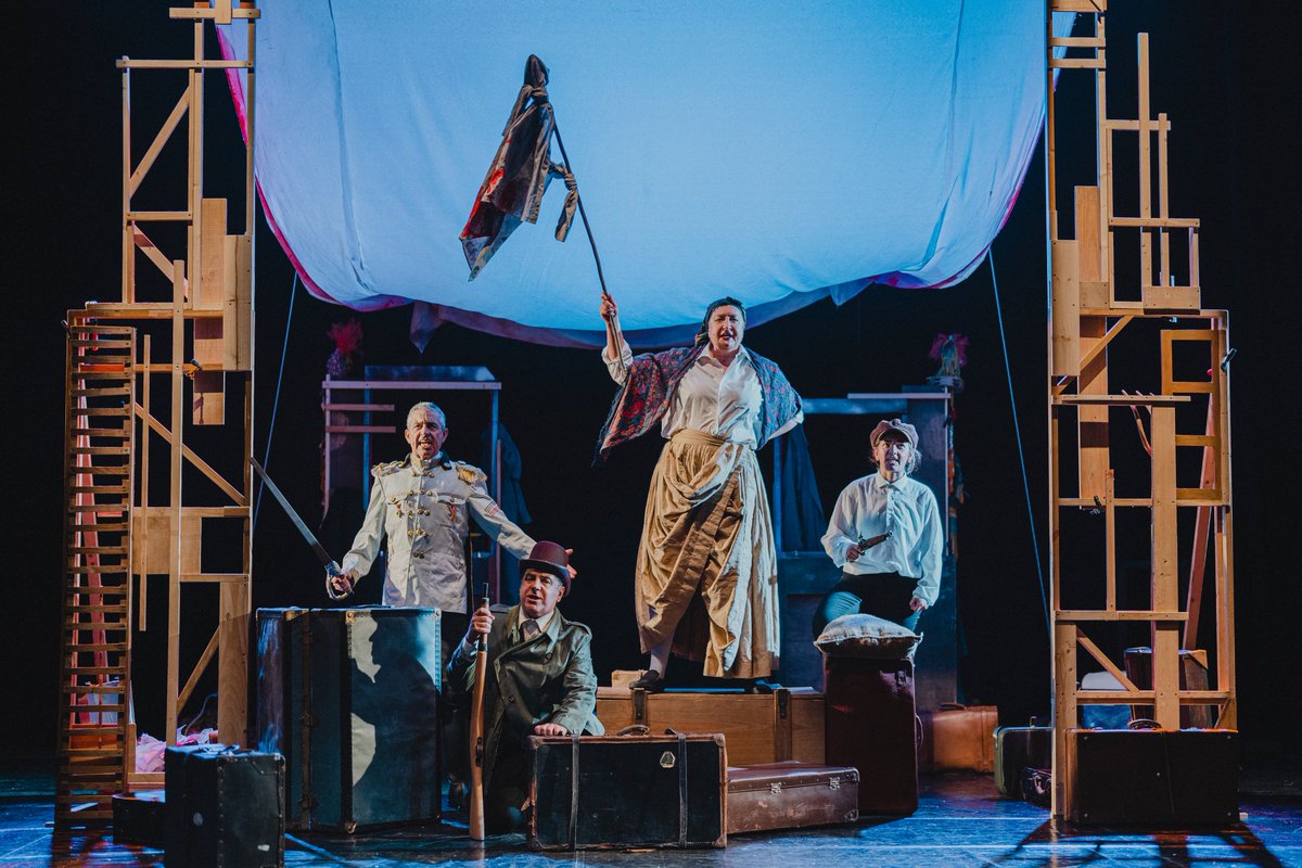 'Unha inimiga do pobo', de Talía Teatro, é a obra con máis finalistas (9), por diante de 'Hamelin', de Redrum (6) e 'Shakespeare en Roma' (CDG), 'Un hotel de primeira sobre o río e 'O Auto do Castromil' (Excéntricas e CDG), todas elas con 5 praza.gal/cultura/unha-i…