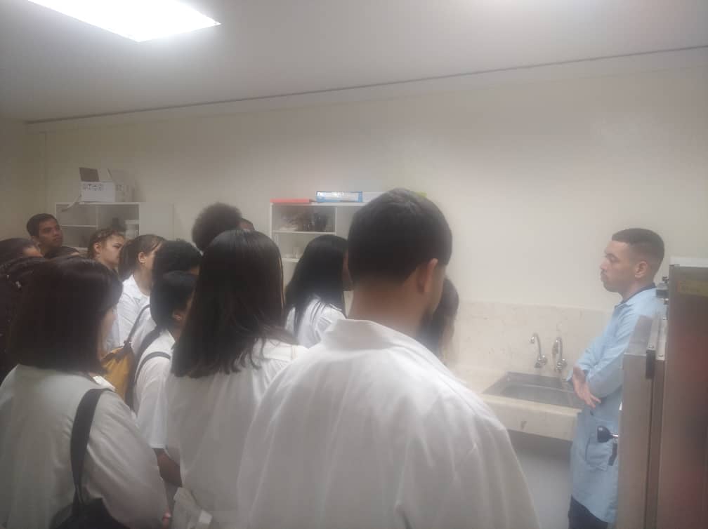 Estudiantes de 1er año de la especialidad de Ciencias Farmacéuticas de la @UdeLaHabana visitaron @CIDEM_Cuba. Recorrieron instalaciones y conocieron varios laboratorios de investigación. Se fortalece el vínculo universidad-empresa. @AlejandoSal2 @MaydaMauriBCF @BioCubaFarma