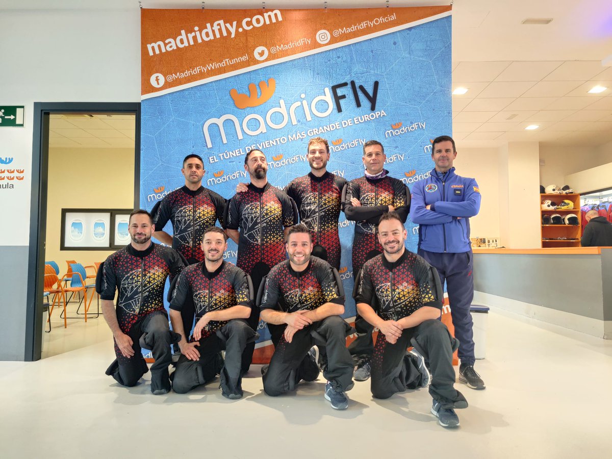 PAPEAire's tweet photo. Los 2 Equipos de @PAPEAire han estado "calentando motores" en el Túnel de Viento de @MadridFly , para participar en el VIII Cpto de España de Vuelo en Formación Indoor, que se celebra en @WindoorRealFly junto a los prestigiosos #WindGames . @EjercitoAire @deportegob @Defensagob https://t.co/R2qnLoFB9z
