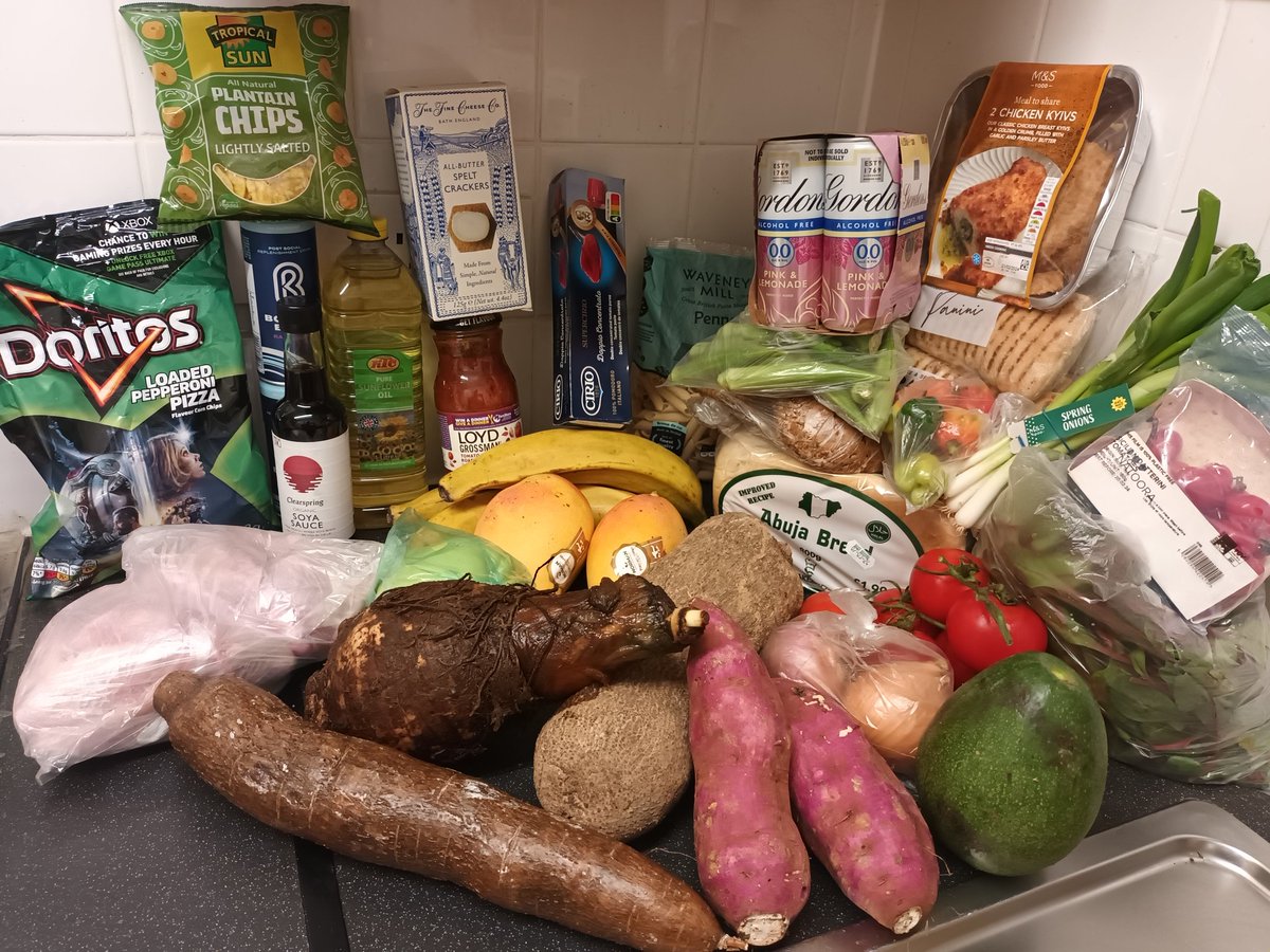 StokeyFood's tweet photo. 👇Dasheen/eddo, cassava/yuca, Swiss Chard, Puna yam from Ghana.  Fresh chicken wings, plantain, even zero% gin!  Less to go in the🗑
#thanks @CaritasWestm @CityHarvest_LDN @DWPgovuk @felixprojectuk @hackney https://t.co/hHsPGTMI6H