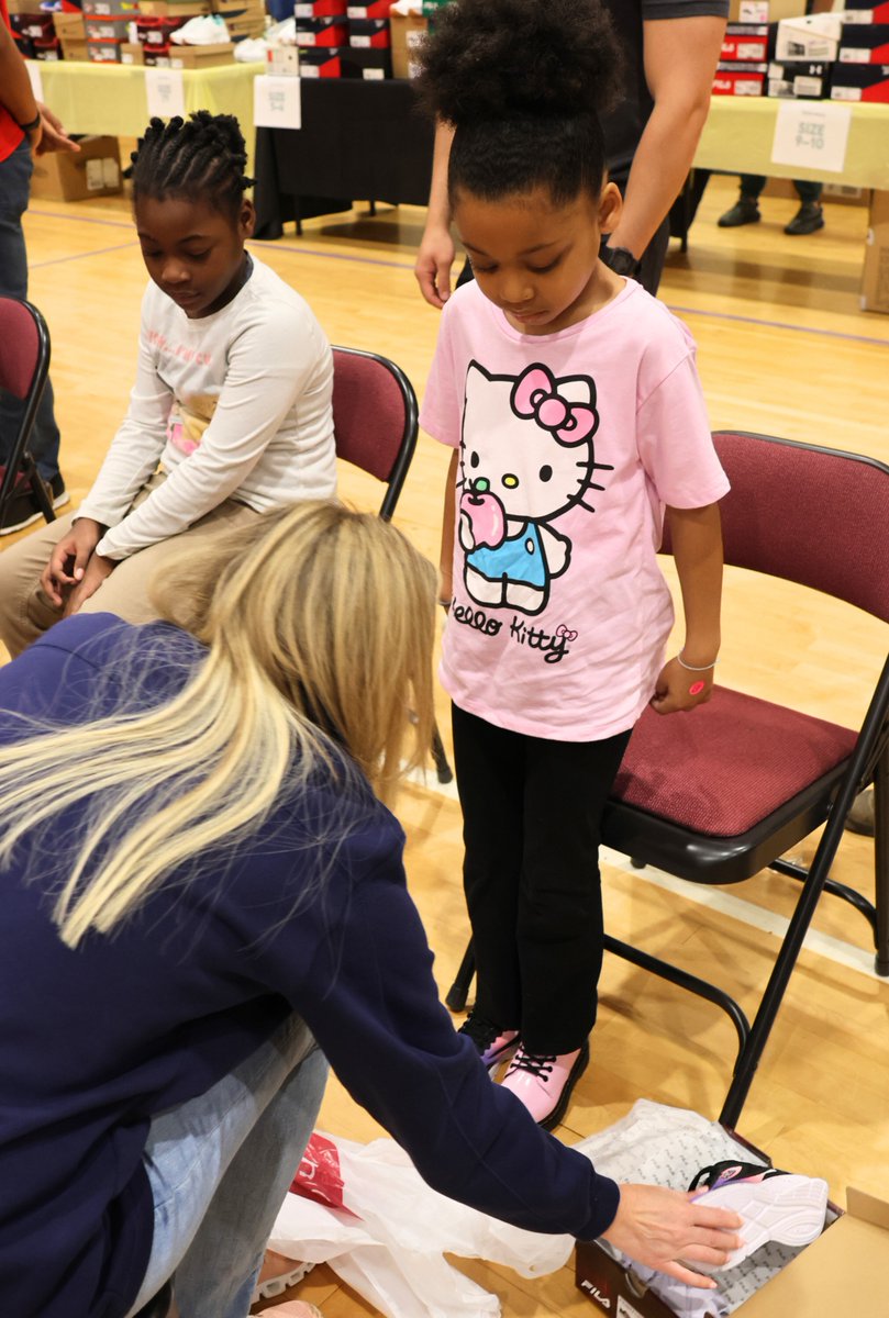Soles4Souls stopped by another APS school, on their mission to empower students one step at a time! 🌟 Learn more about this inspiring partnership in our latest article:  apstoday.us/2024/02/02/atl…