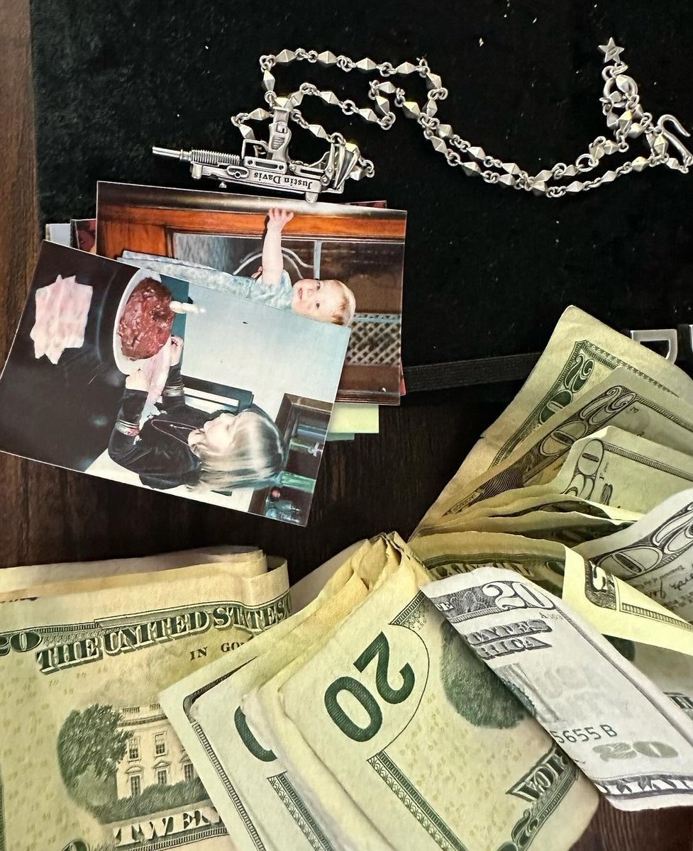 Redhead_Naya's tweet photo. Damiano's necklace with Dove's childhood photos 💓🥹 https://t.co/AxfyRVh0A8