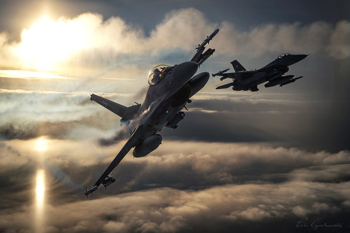 PiotrYsakowski's tweet photo. I jeszcze raz nasze F-16 z 31 Bazy Lotnictwa Taktycznego w sosie z estońskich chmur i słońca: https://t.co/jzDMEsw2KF