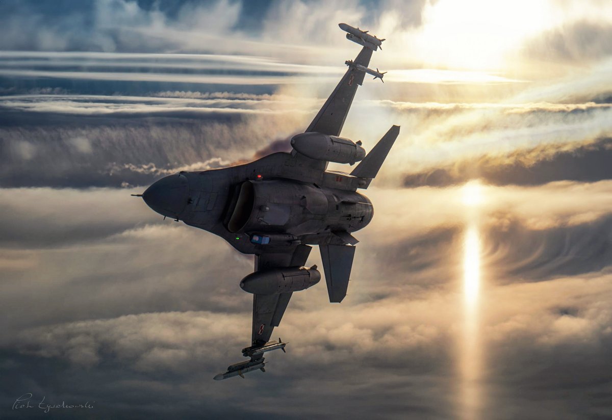 PiotrYsakowski's tweet photo. I jeszcze raz nasze F-16 z 31 Bazy Lotnictwa Taktycznego w sosie z estońskich chmur i słońca: https://t.co/jzDMEsw2KF
