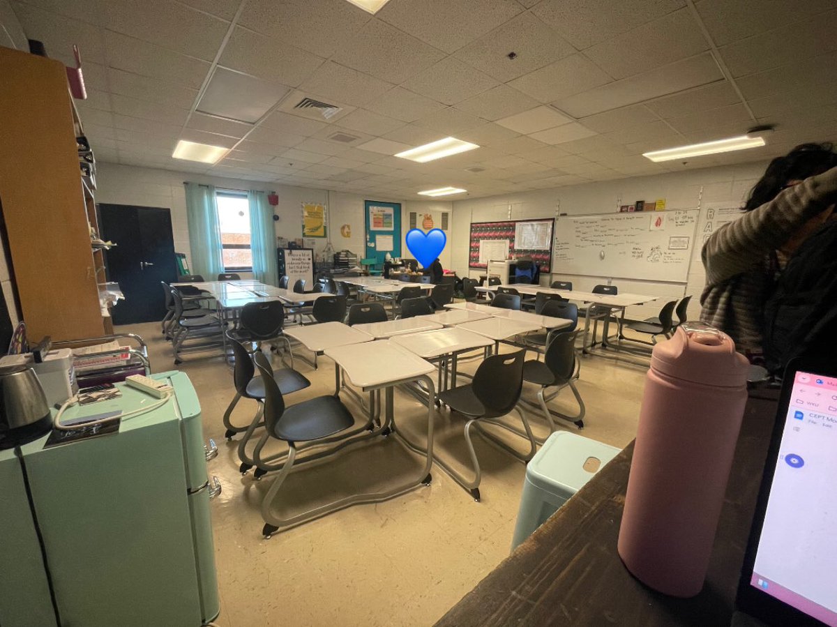 MsRobeysClass's tweet photo. In Mrs. Gray’s classroom, she has her desks organized by tables. To encourage students to behave well and stay focused on their given task(s) she sits students with peers who naturally motivate them to do what they are expected to do. #classroommanagement https://t.co/azxZf5ehe6