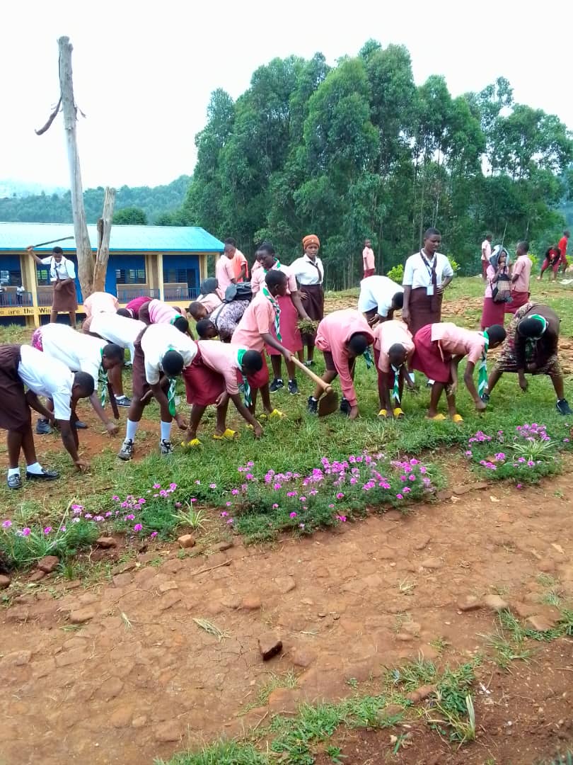 guidesrwanda's tweet photo. In line with the #GuidingWeek, Guiding troops are doing charity actions within their schools! This is GS SHAGASHA from @RusiziDistrict today!
#WTD2024
@africa_region
@wagggsworld https://t.co/HlJHdTGiCb