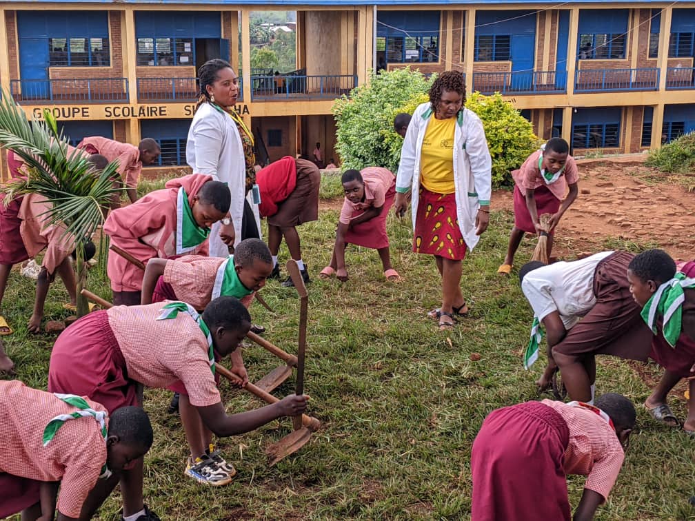 guidesrwanda's tweet photo. In line with the #GuidingWeek, Guiding troops are doing charity actions within their schools! This is GS SHAGASHA from @RusiziDistrict today!
#WTD2024
@africa_region
@wagggsworld https://t.co/HlJHdTGiCb